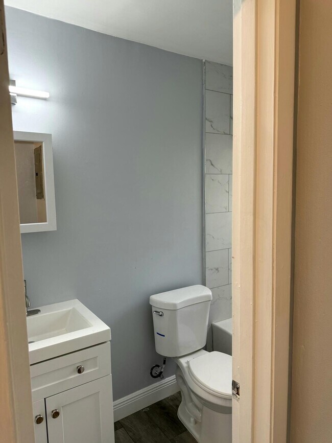 Building Photo - 1564 W 28th St