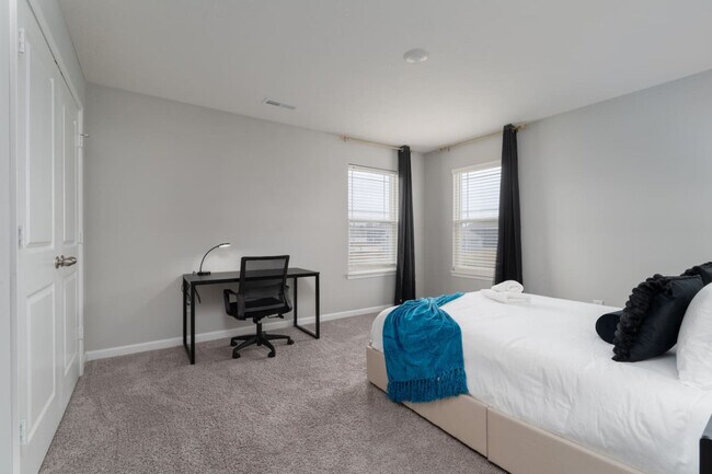 Building Photo - 2396 Pinehurst Dr