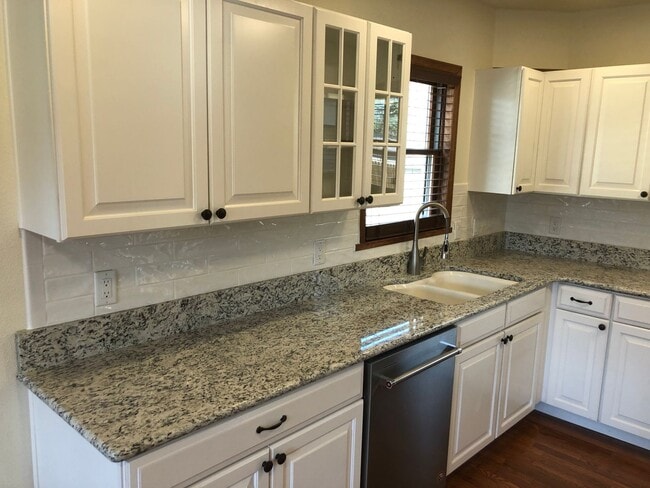 Building Photo - ALL PROSPECTIVE TENANTS MUST SUBMIT A $58 NON-REFUNDABLE APPLICATION FEE PER APPLICANT ONLINE AND...