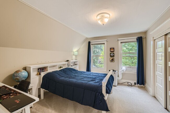 Building Photo - Queen Anne Home