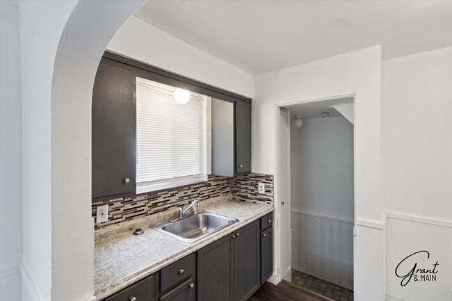 Building Photo - $1350 3 bedrooms