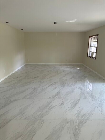 Building Photo - 4909 N Darby Ave