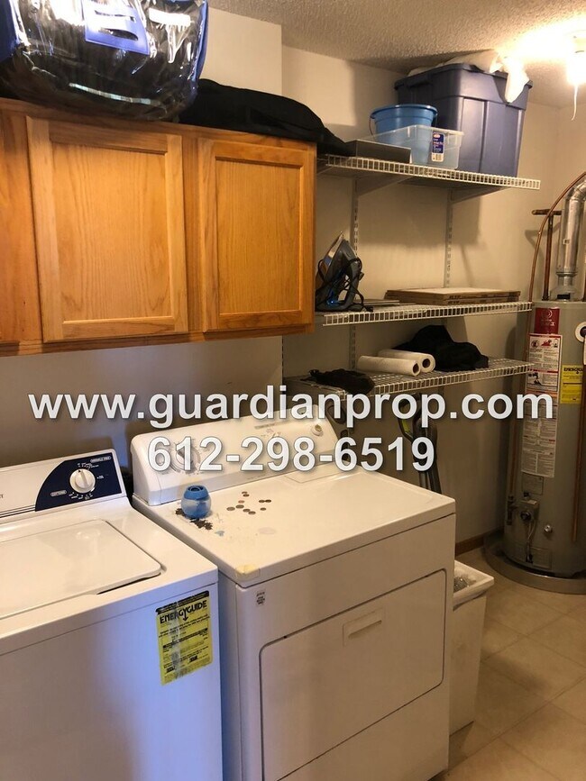 Building Photo - End Unit Townhouse Available December 1, O...