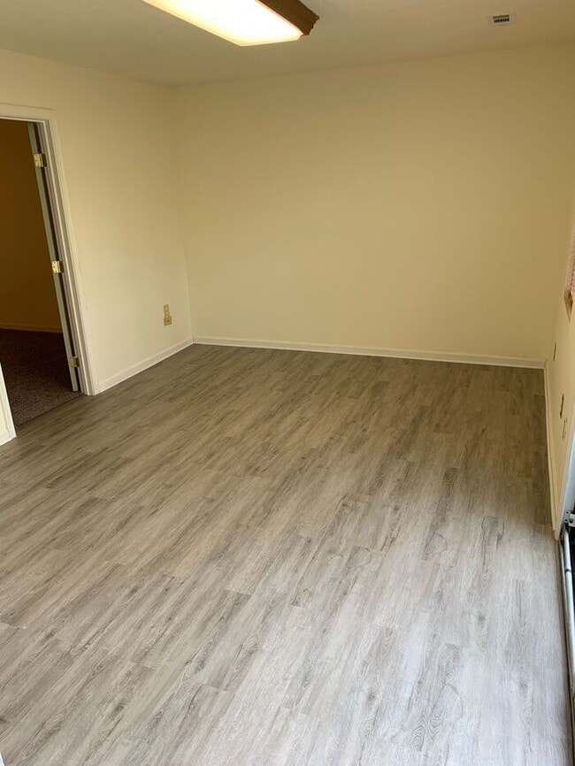 Building Photo - 126 Kings Mill Dr