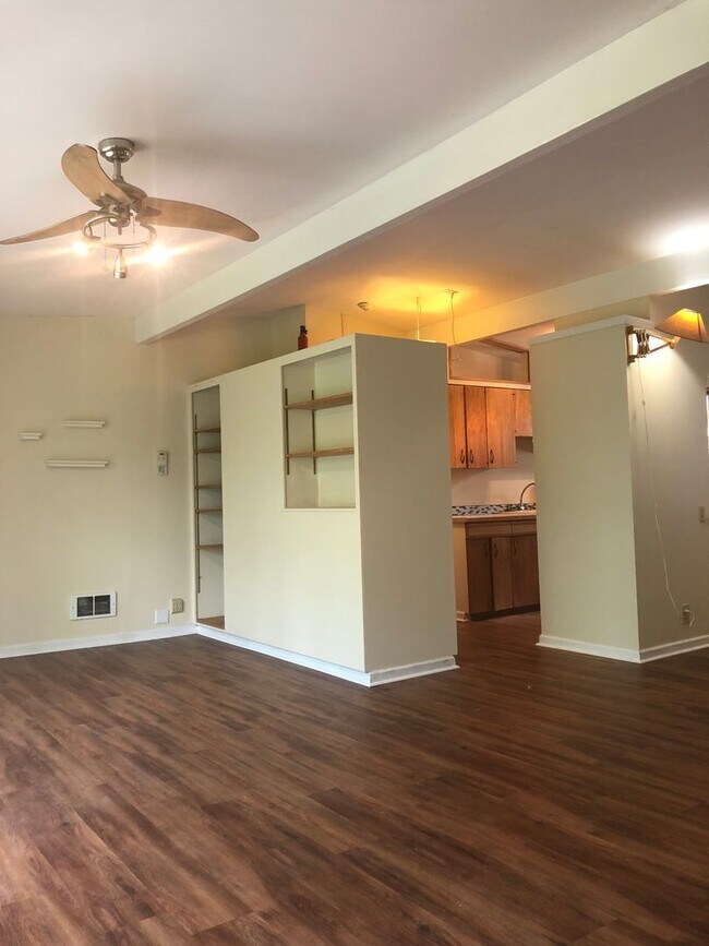 Building Photo - Tillicum 306