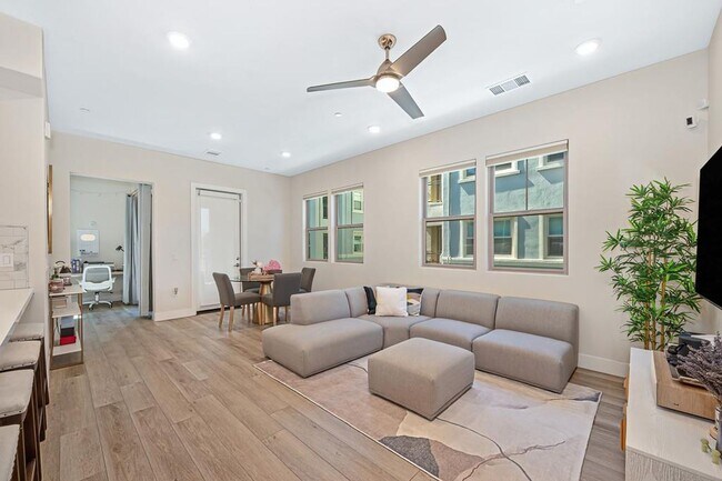 Building Photo - 2 Bed 2 Bath (plus a den) Gala Condo
