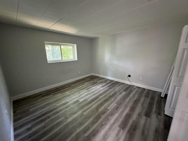Building Photo - 906 Erdner Ave