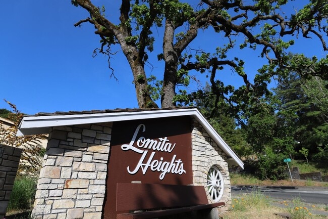 Building Photo - Santa Rosa: 3 bedroom, 2 1/2 bath Home wit...