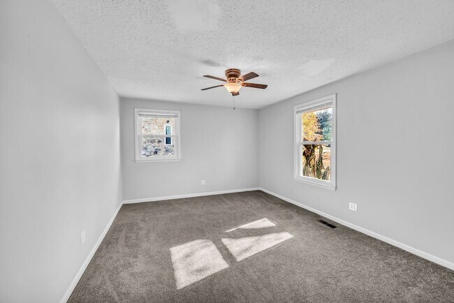 Building Photo - 1065 Lakeland Dr