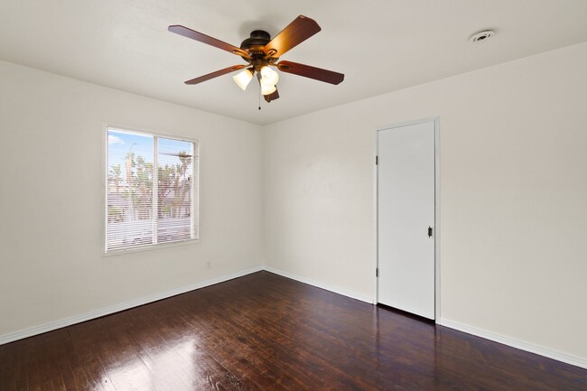 Building Photo - 431 Venice Way