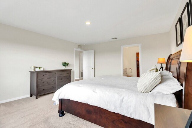 Building Photo - "Spacious 4-Bedroom Retreat with Granite Elegance in San Antonio!"