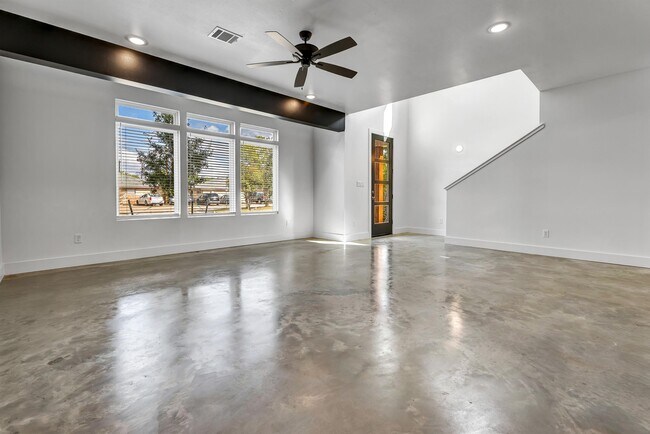 Building Photo - 214 Lynn Dr