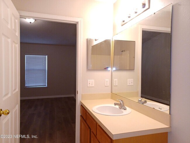 Building Photo - 2 BR 2 BA Condo COMING SOON!