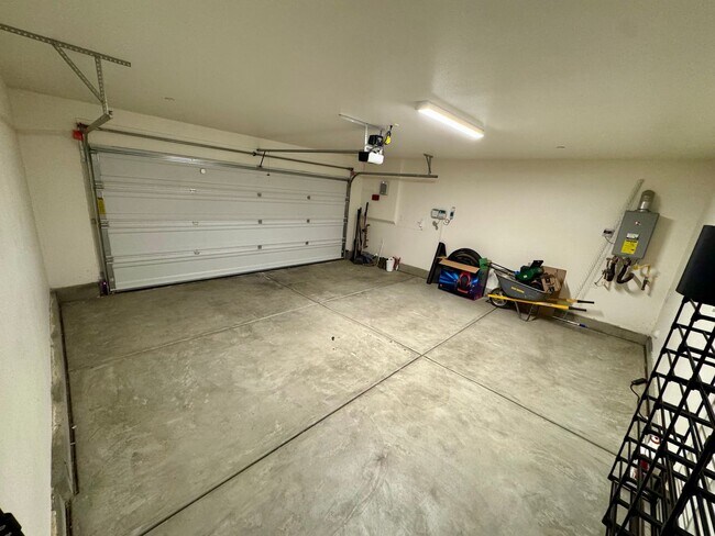 Building Photo - Beautiful 3 bedroom plus bonus room Home