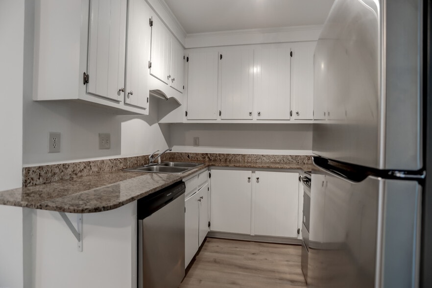 Building Photo - 1618 Poinsettia Rd