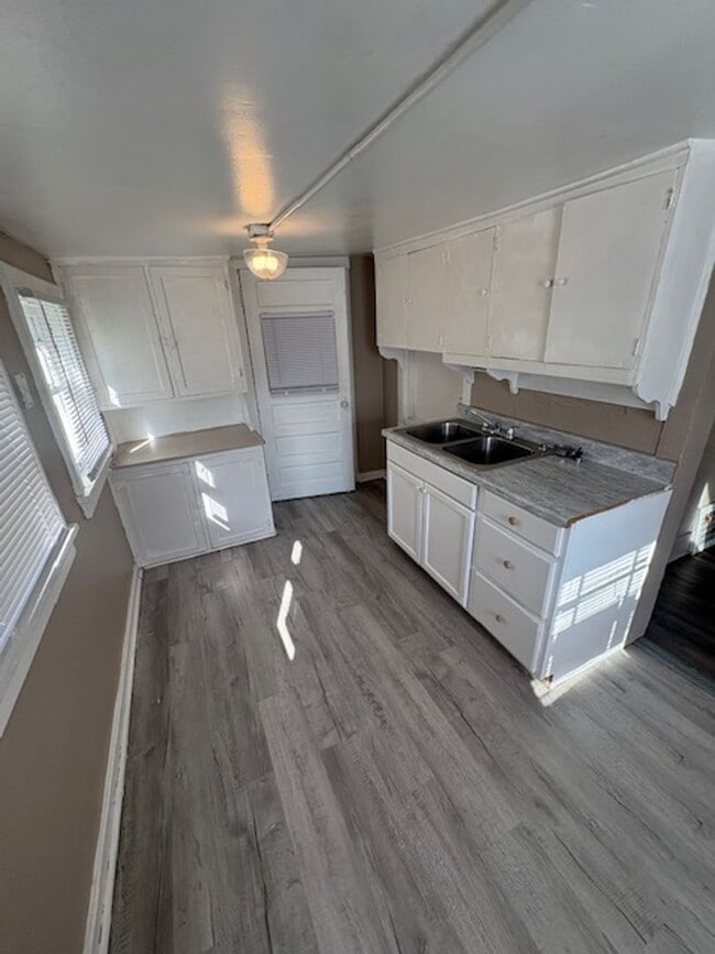 Building Photo - 2 Bedroom / 1 bathroom House in Peoria, IL