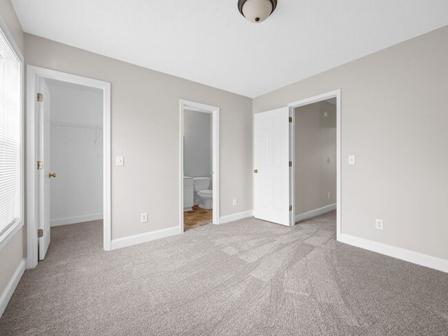 Building Photo - Freshly Renovated 2 BR, 2.5 BA Townhome Mi...