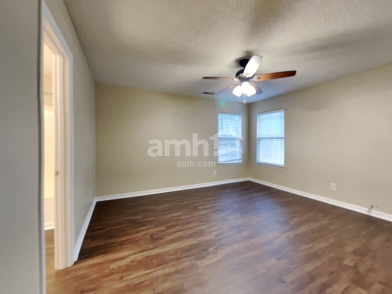 Building Photo - 105 Peterborough Dr