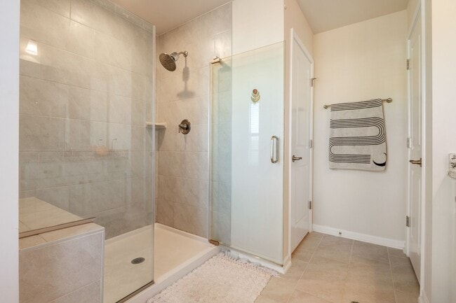 Building Photo - Gorgeous modern craftsman home in South Raleigh!