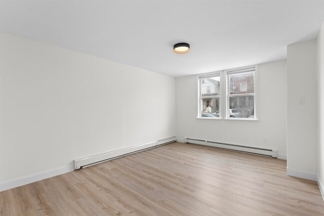 Building Photo - 676 Chestnut St