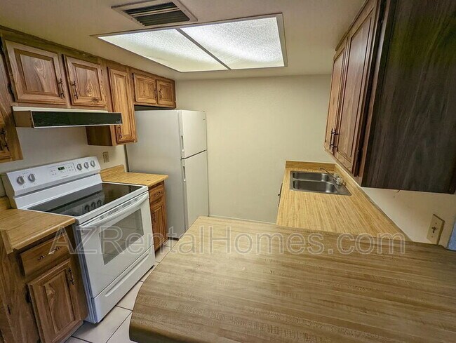 Building Photo - 461 W Holmes Ave