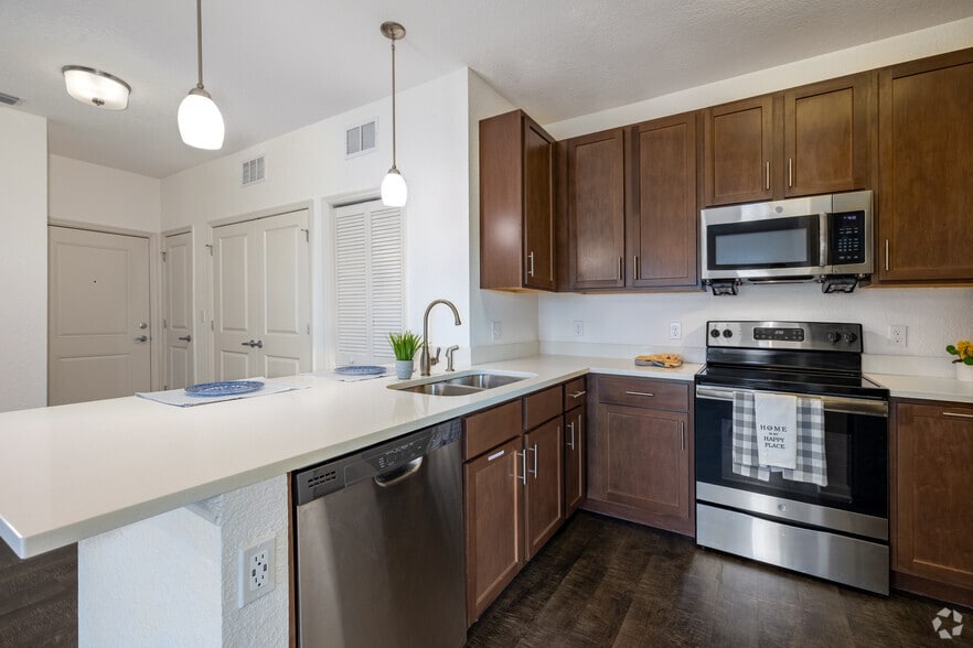 Verona - 2BR, 2BA - 931SF - Kitchen - Treviso Grand