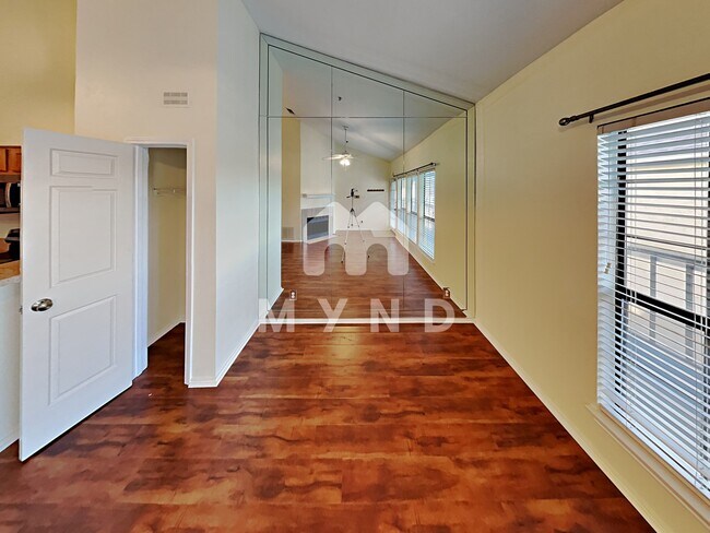 Building Photo - 4800 W Lovers Ln Apt 518