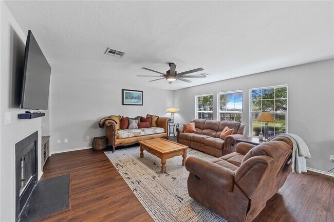 Building Photo - A Gem in Georgetown MOVE IN SPECIAL $1000.00 Deposit With Approved Credit