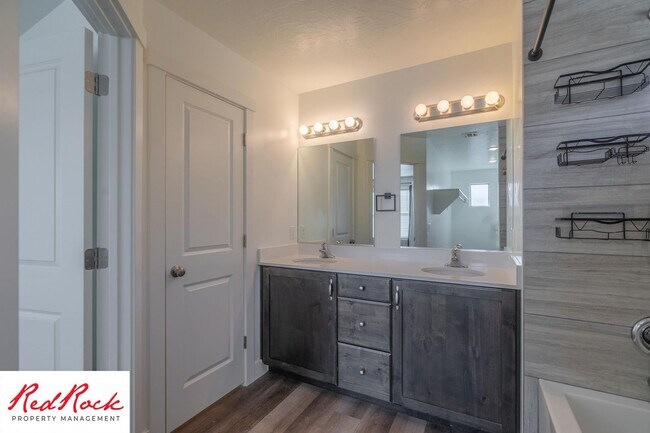 Building Photo - Move In Special - $500 Off First Months Re...