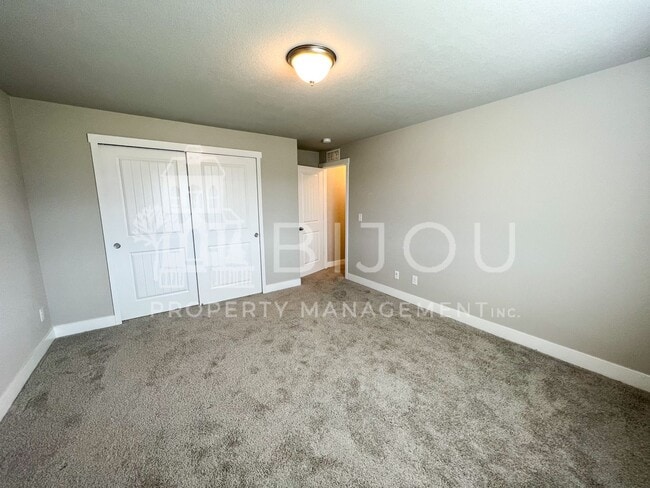 Building Photo - Grand Overlook to the Mountains!