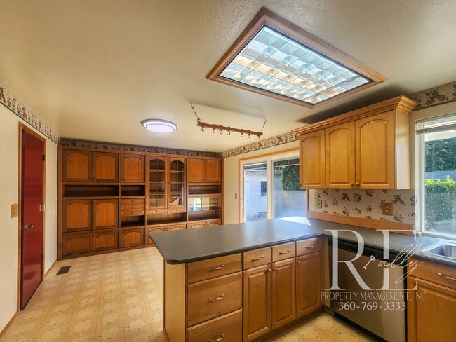 Building Photo - Spacious 4-Bedroom Rambler with Fenced Yar...