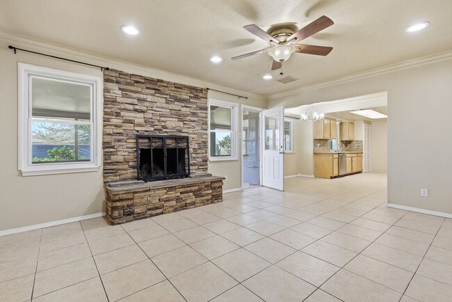 Building Photo - Three Bedroom Home with Bonus Room