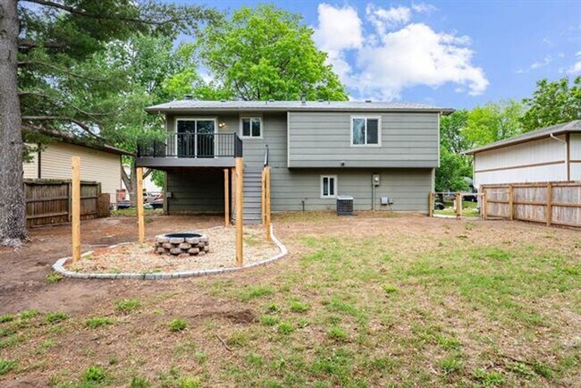Building Photo - Spacious home near 55th st. S. and Broadway