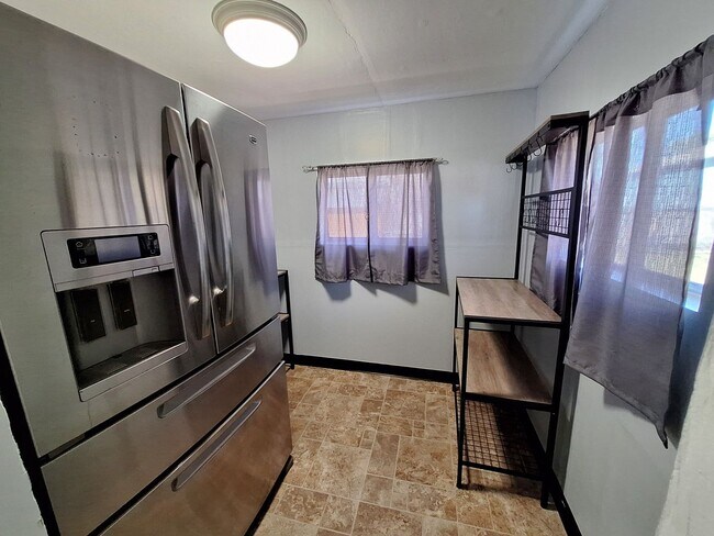 Building Photo - 4 plus bedroom on double lot