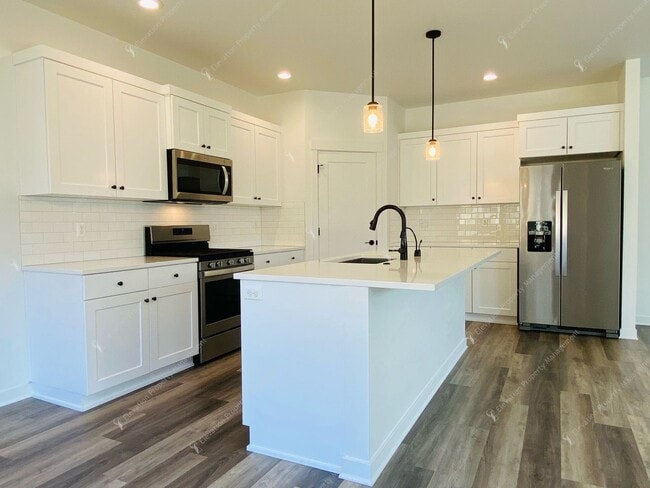 Building Photo - Bright & Spacious SE Bend Retreat with Vau...