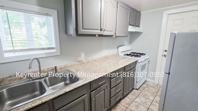 Building Photo - 802 S Logan Ave