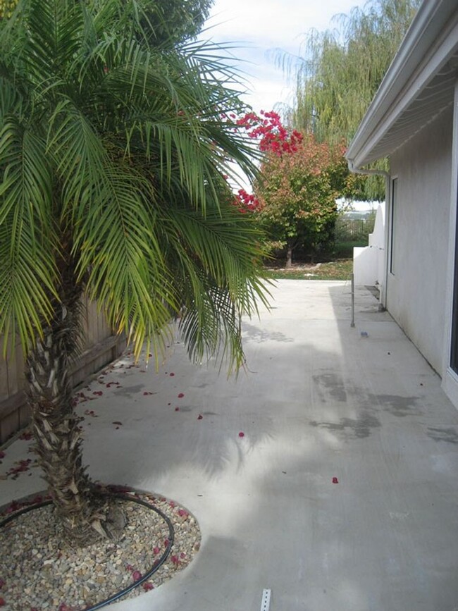 Building Photo - Move-in Special!! Single level view home i...