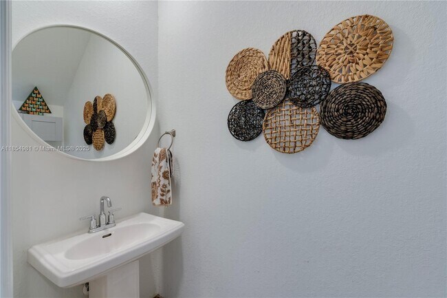 Building Photo - 1150 SW 6th Ave