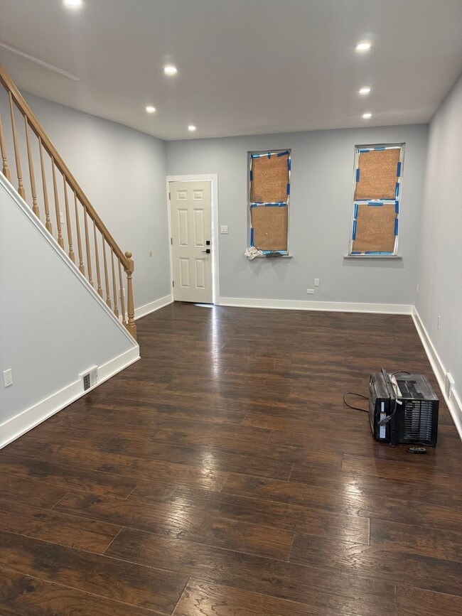Building Photo - Charming 2-Bedroom Home in Port Richmond Available For Rent!