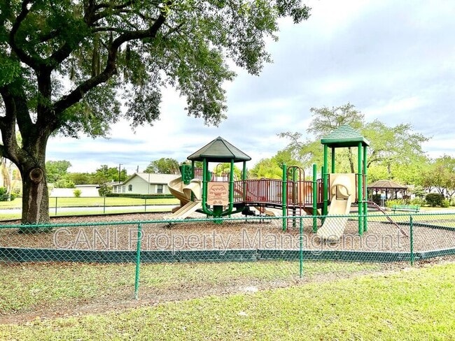 Building Photo - 532 Park Ave