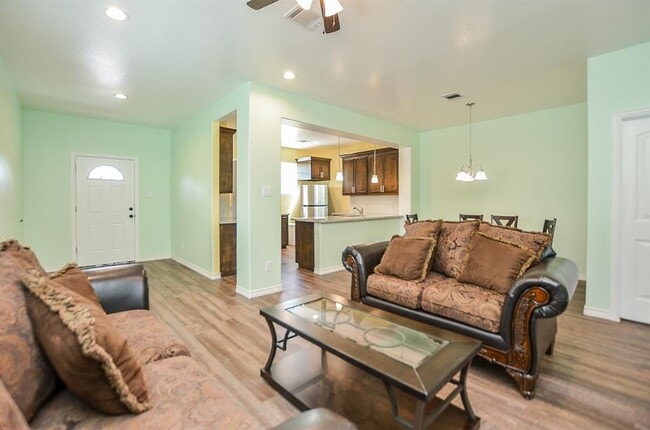 Building Photo - 239 Broadhurst Dr