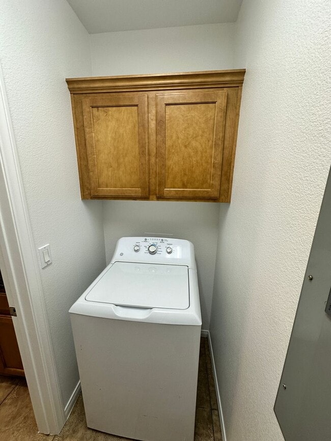 Building Photo - Guard Gated 2 Bed/2 Bath Condo w/Resort St...