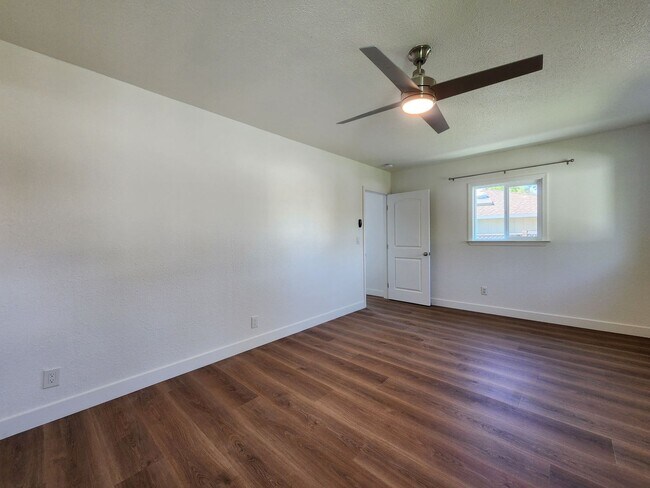 Building Photo - 3 Bedroom Home in NW Santa Rosa