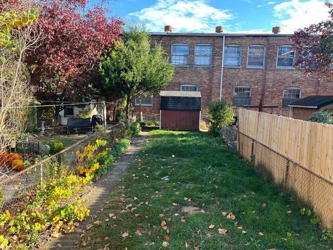 Building Photo - 3 Bedroom Townhouse in Columbia - Acceptin...