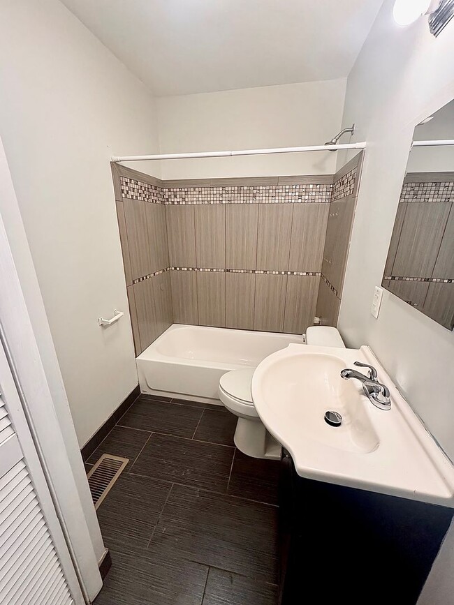 Building Photo - 3 Bedroom House