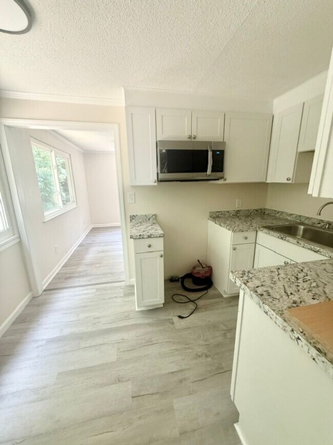 Building Photo - Two bedroom, 2 bath house in Burlington