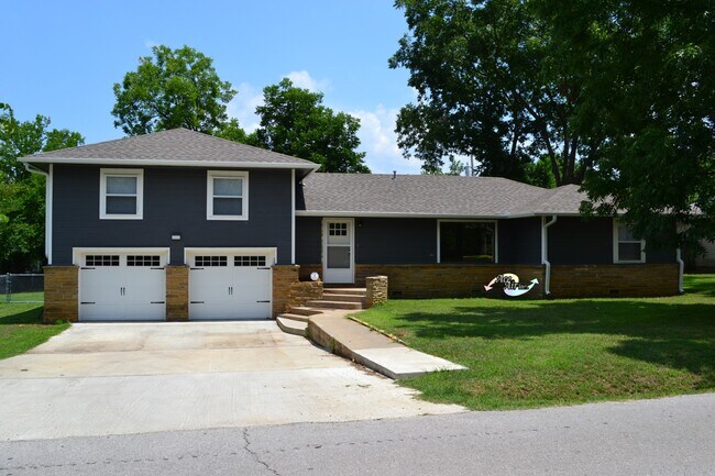 Primary Photo - 741 N Ross St