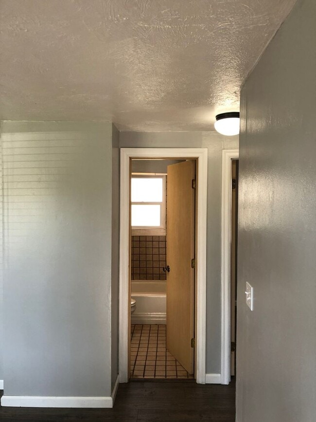 Building Photo - Clean & cozy 2 bedroom 1 bath Rancher comi...