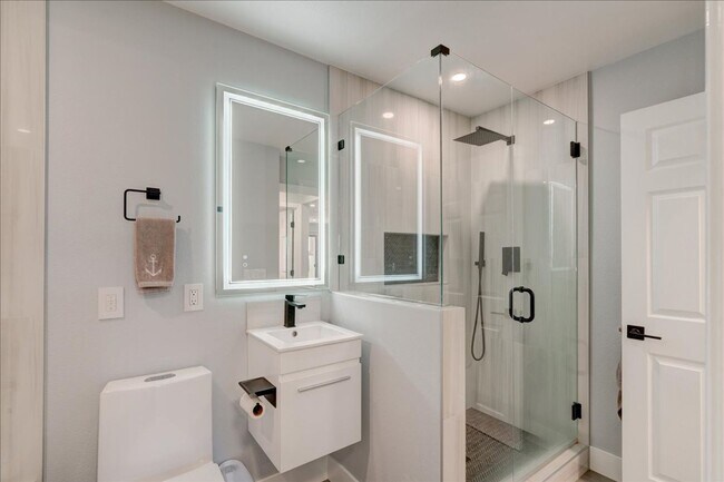 Building Photo - Fully Remodeled 1 Bed - 1 Bath in Gated Community