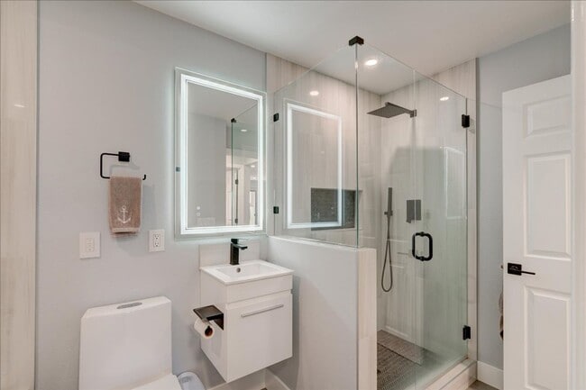 Building Photo - Gorgeous, Fully Remodeled 1 Bed - 1 Bath in Gated Community, Close to All!